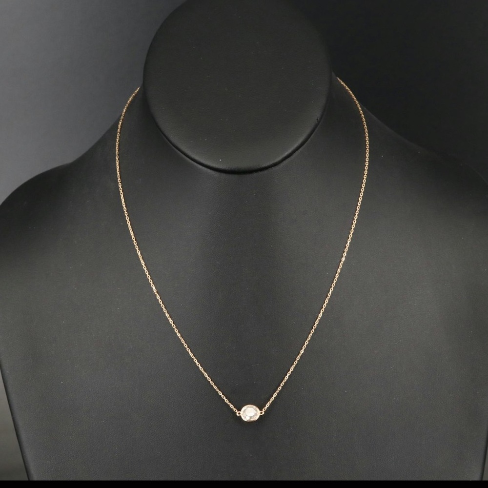 💎 18 Karat Diamond single station necklace 💎